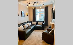 Durham House - Fantastic Location And Great Price In Scarborough